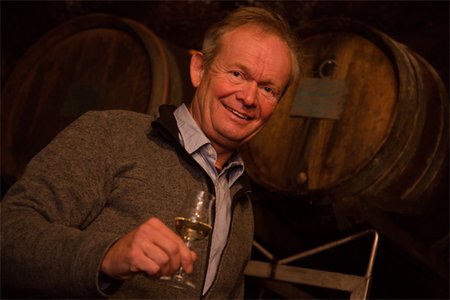 Johannes Kruger vor Weinfässern